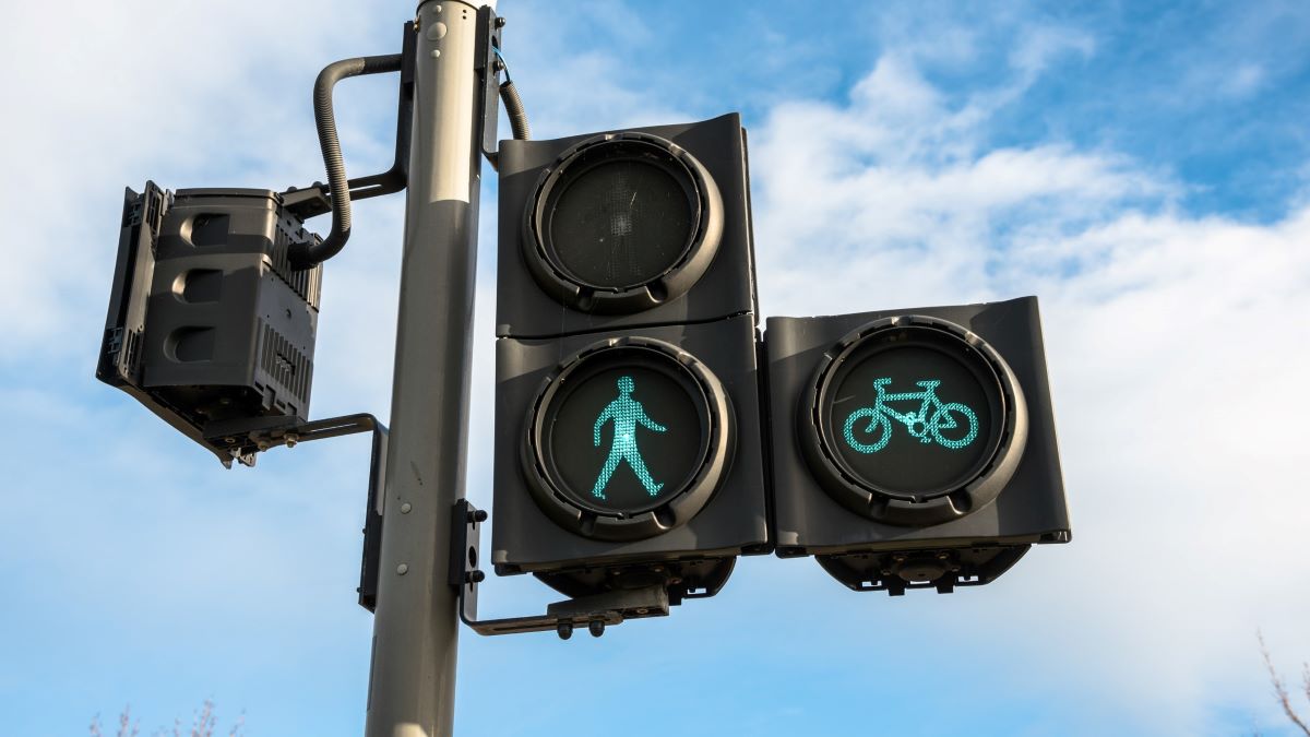 green light for pedestrians and cycles